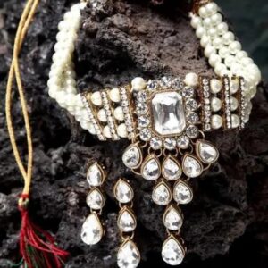 Exclusive Style Pearl Choker Set With Classy Crystal Earrings Onesize White